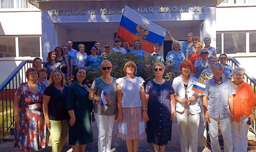 Коллектив ЧДМШ №5 №5 им. Ф.М.Лукина поздравляет всех с Днем государственного флага Российской Федерации!
