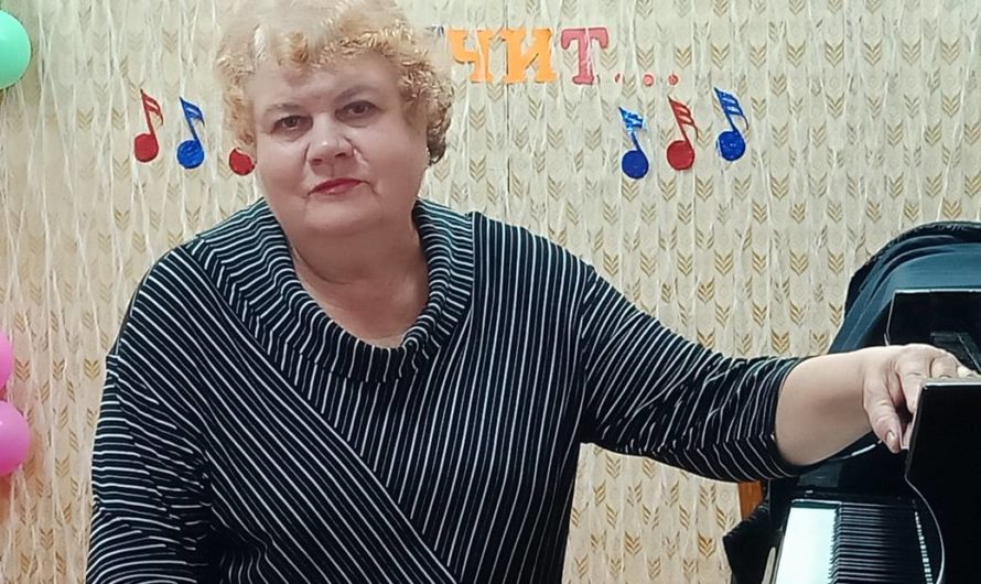 Поздравляем с юбилеем преподавателя по классу общего фортепиано Николаеву Наталью Васильевну