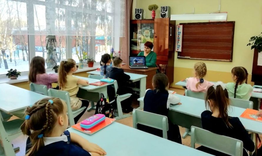 В школе прошли тематические часы «Мой Крым — моя Россия», посвященные воссоединению Крыма с Россией